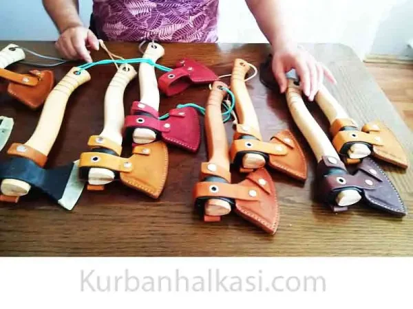 Balta-kamp-baltasi-nacak-hoby-kilifli_1.jpg Dövme Çelik Ergonomik Saplı Kemik Kesme ve Kamp Baltası (Kılıflı)