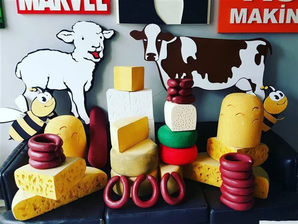 WhatsApp-Image-2023-08-28-at-11.51.50-1.jpg Şarküteri Vitrin Tipi Gouda Teker Peynir Maketi