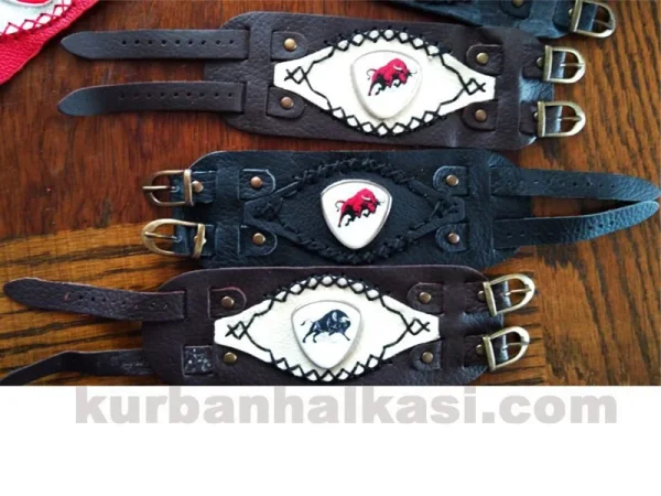 deri-bileklikler-1.jpg Geleneksel Ay-Yıldız / Bozkurt Baskılı Deri Bileklik - Detay Görsel 9
