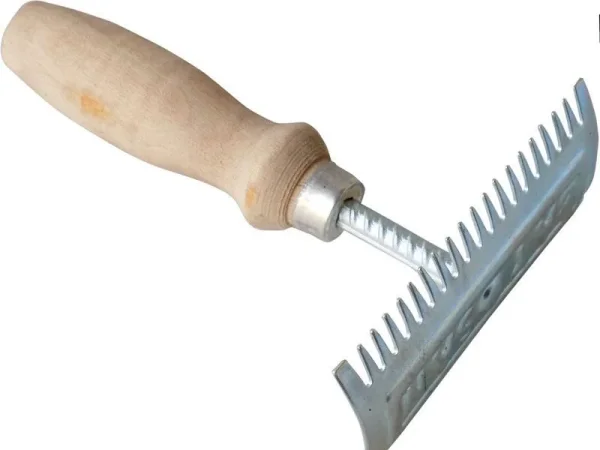 hayvan-taragi-kasagi.jpg Ahşap & Metal Saplı Hayvan Kaşağı Tarağı - Detay Görsel 1