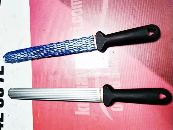 yassi-masat-plastik-sapli.jpg Plastik Saplı Kanallı Kasap Masatı - Detay Görsel 4
